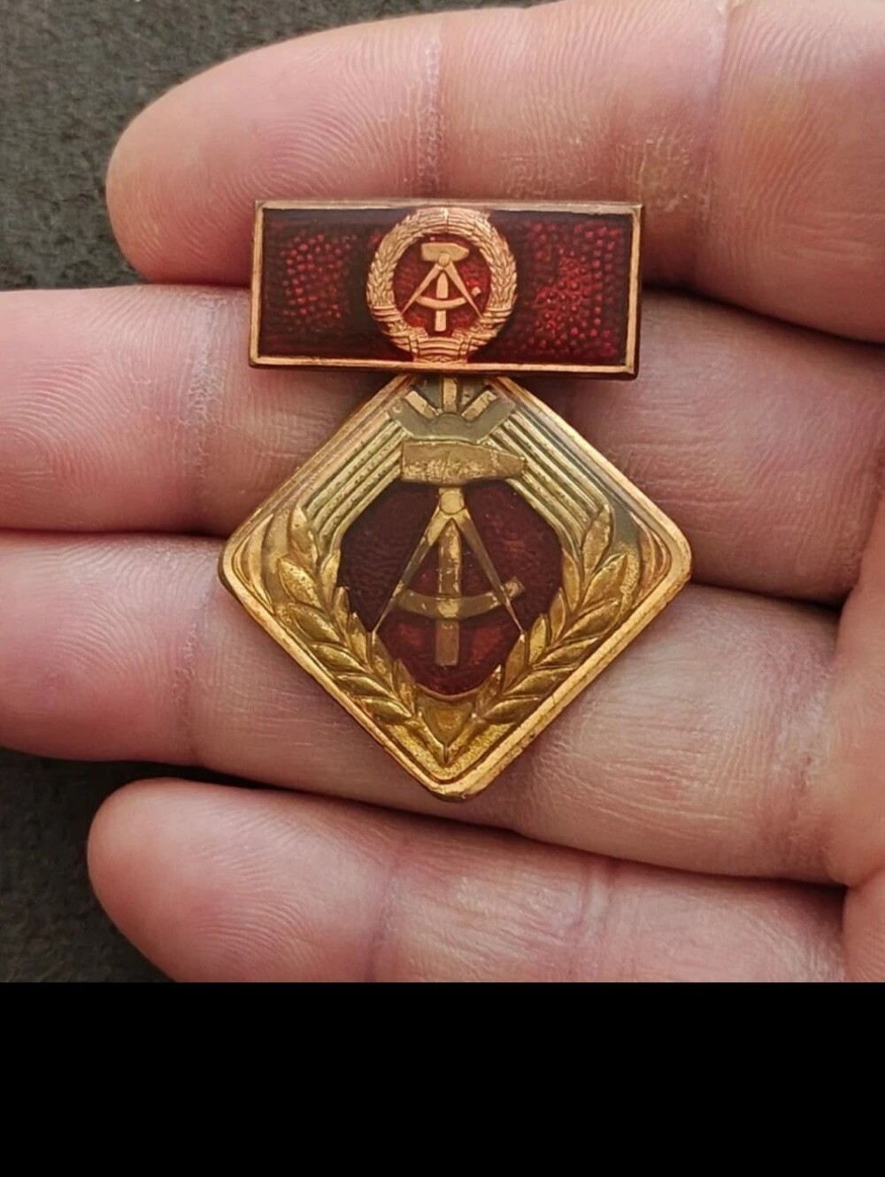 1970s/80s East German (GDR/DDR) "Activist of Socialist Labor" Medal Badge Pin.